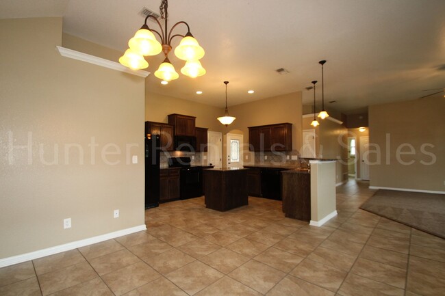 Building Photo - Spacious Three-Bedroom!