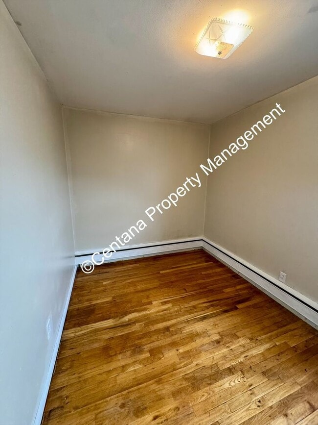 Building Photo - Pet friendly 2 bedroom house with a large lawn!