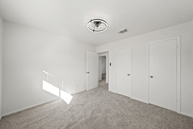 Building Photo - 7949 Ellinger Ln