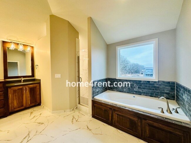 Building Photo - Nearly New Luxury Home in Blue Valley Schools!