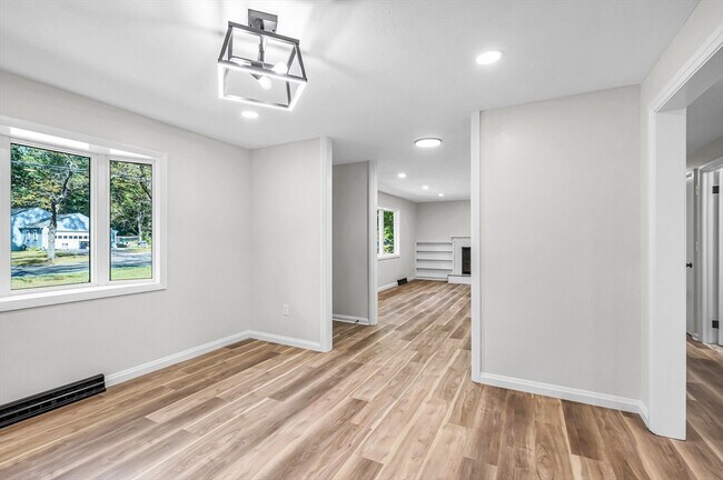 Building Photo - 557 Maple Rd