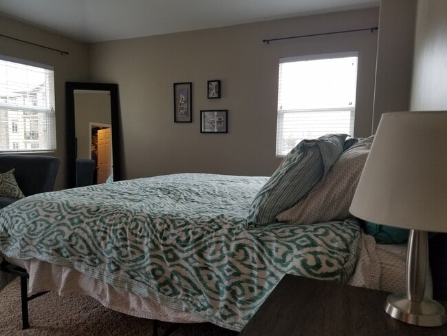 Building Photo - 3 Bed Townhome with Mountain Views and Community Pool
