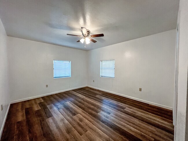 Building Photo - 1825 Lakeview Dr