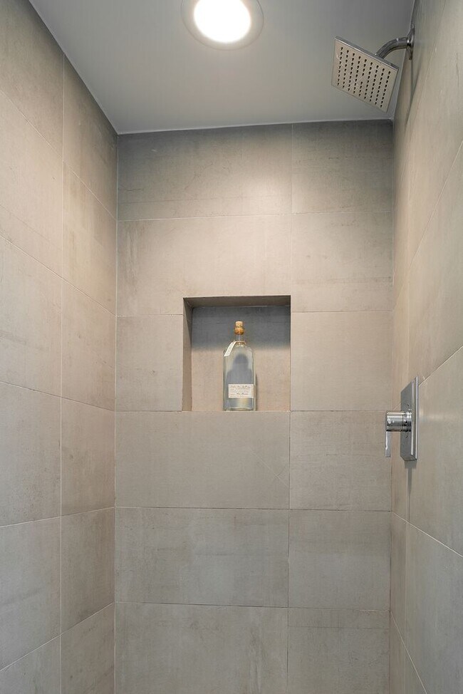 Building Photo - Off Melrose WEHO