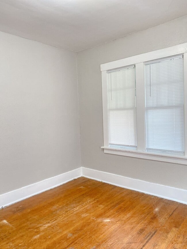 Building Photo - 3 bedroom 1 bath house!