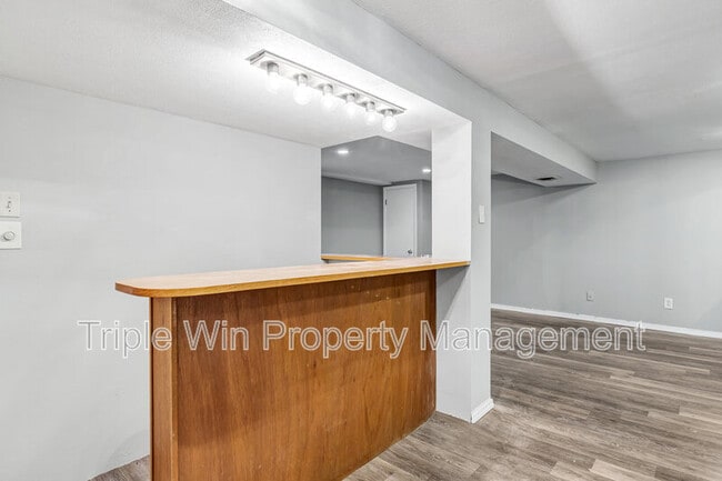 Building Photo - 7035 Plainview Ave