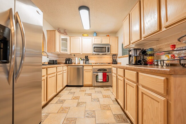 Building Photo - Desert Oasis – Furnished Executive Room in...