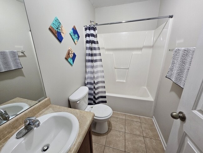 Building Photo - Furnished rental