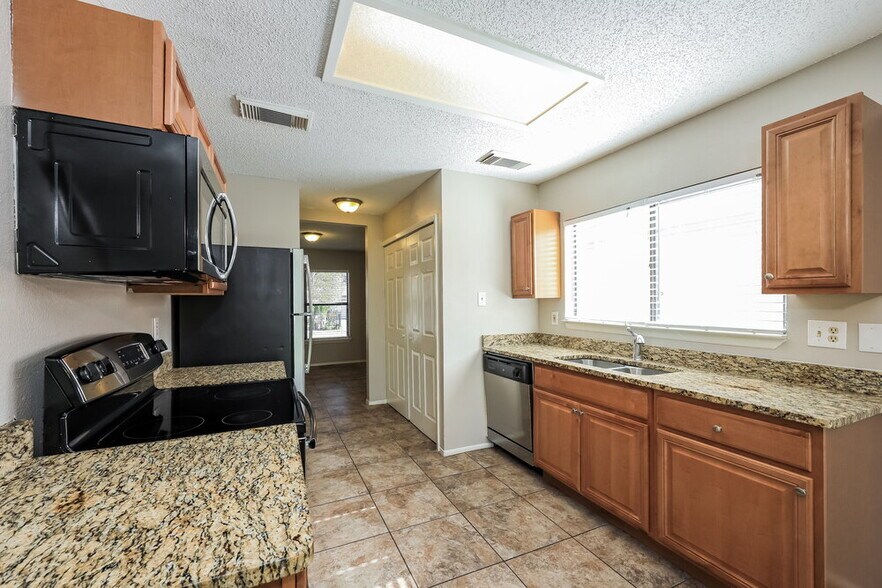 Building Photo - 3191 Beacon Field Dr