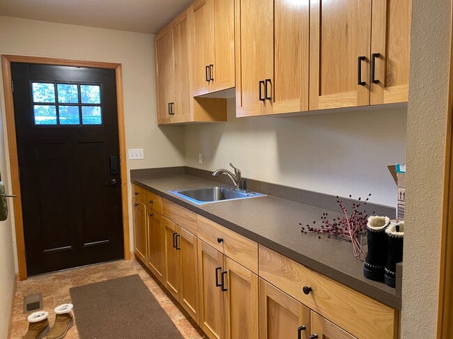 Building Photo - 268 Lakeview Dr