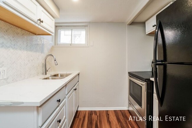 Building Photo - Studio with Den & Beautiful Tile Bathroom ...