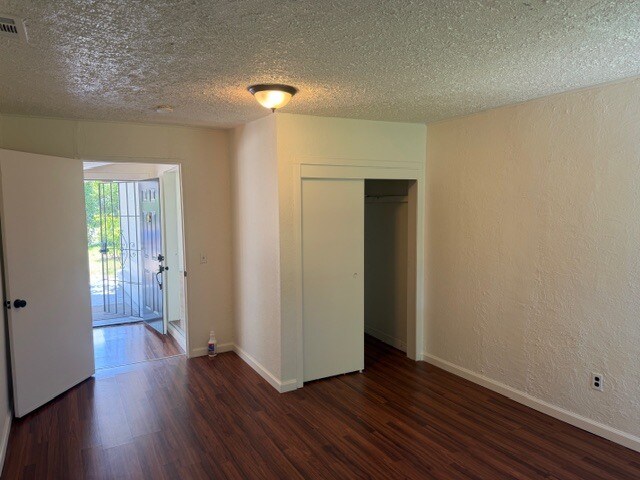 Building Photo - 10861 Live Oak Rd