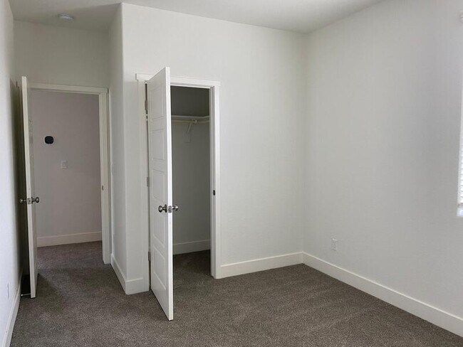 Building Photo - 2465 Pineda Dr