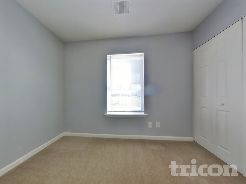 Building Photo - 245 Longview Dr