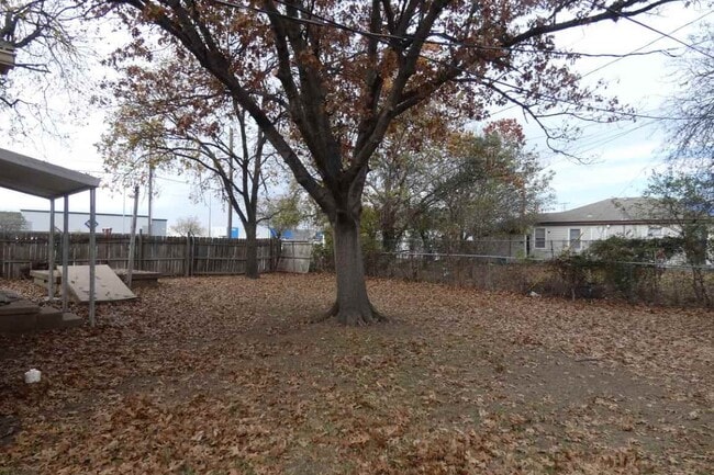 Building Photo - 2211 NW Crosby Ave