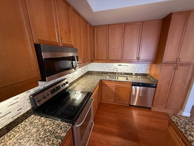 Building Photo - 4620 Piedmont Row Dr