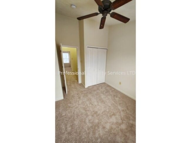 Building Photo - Beautiful 3 Level Garage Townhome Convenient Location!