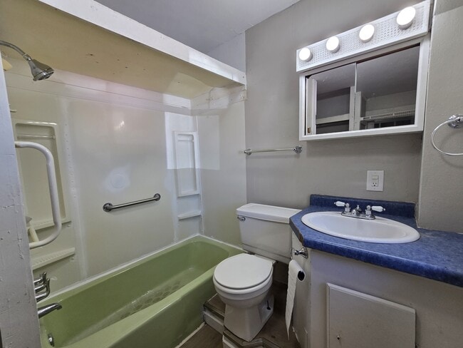 Building Photo - 518 Kern St