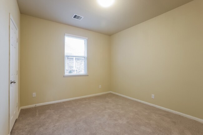 Building Photo - 23703 Maple View Dr