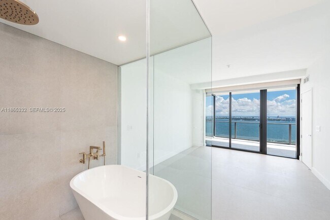 Building Photo - 700 NE 24th St