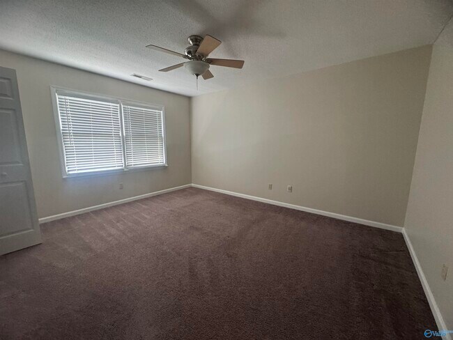Building Photo - 915 Highland Dr