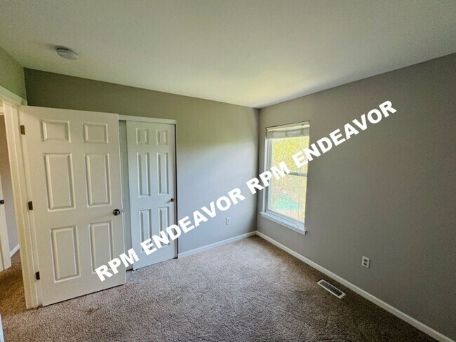 Building Photo - Spacious 4 bedroom, 2.5 bath home availabl...