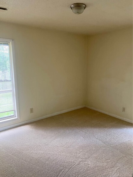 Building Photo - 615 Emerald Dr