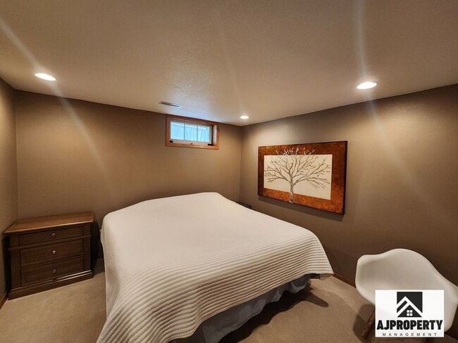 Building Photo - Charming 3/2 near McKennan Park