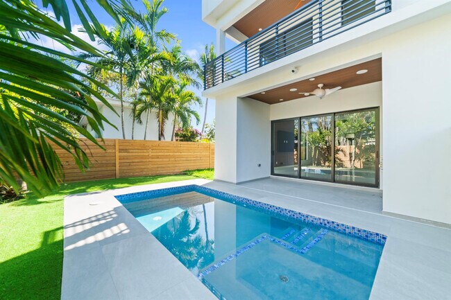 Building Photo - 1314 NE 13th Ave