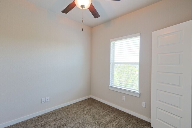 Building Photo - Large Modern Four Bedroom Duplex