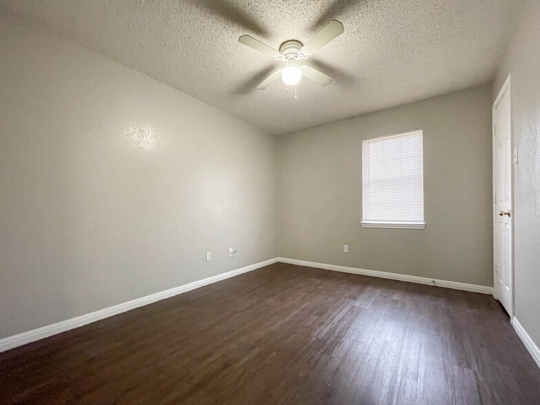 Building Photo - 141 Spring Country