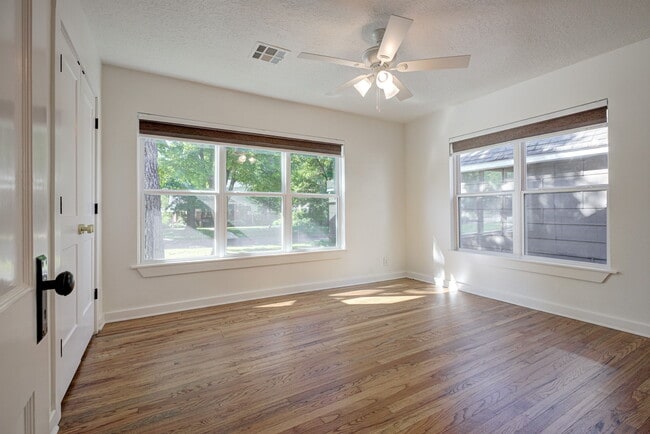 Building Photo - 511 W Comanche St
