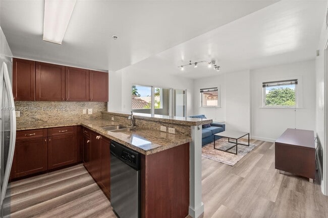 Building Photo - 2740 SW 28th Terrace