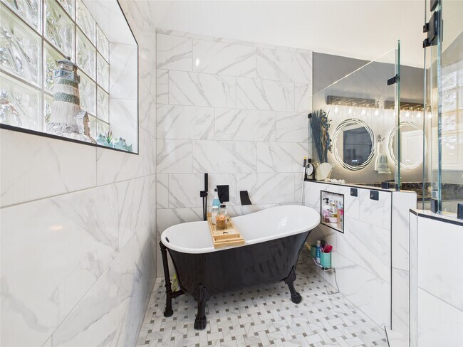 Building Photo - 203 Las Brisas St