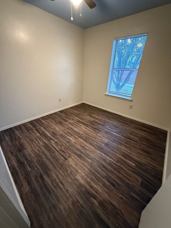 Building Photo - 3 Bed 1.5 Bath Total Electric, Fenced Back...