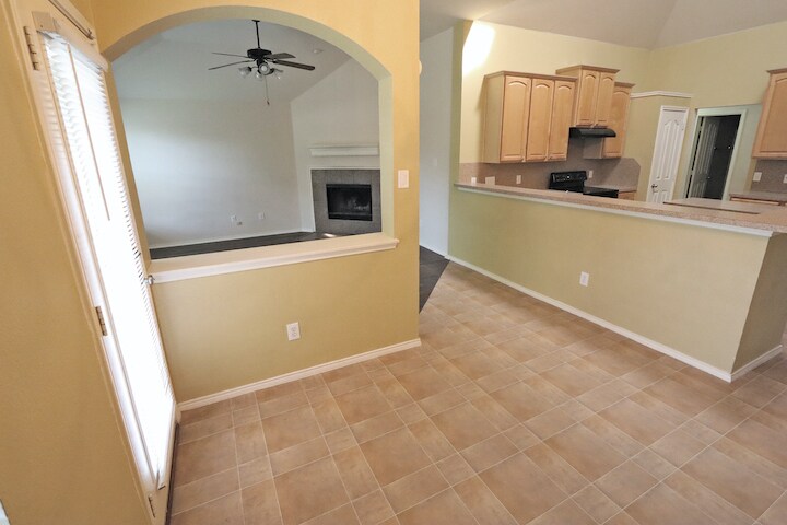 Building Photo - 1000 Warbler Ln