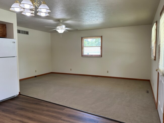 Building Photo - 501 S Apple Rd