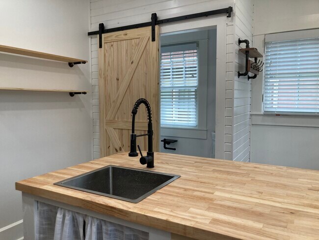 Building Photo - 328 E 12th St