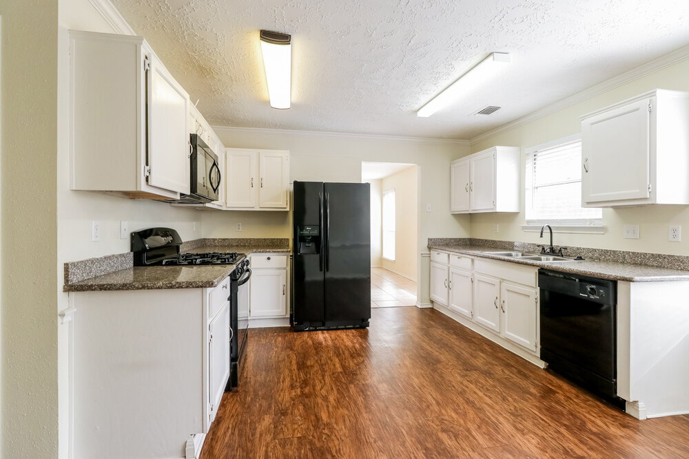 Building Photo - 20110 River Brook Dr
