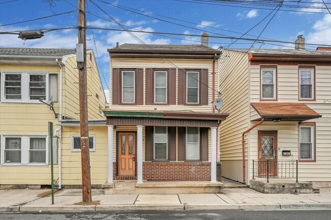 Mifflin St 2 Bedroom Upstairs Apt - 137 Mifflin St