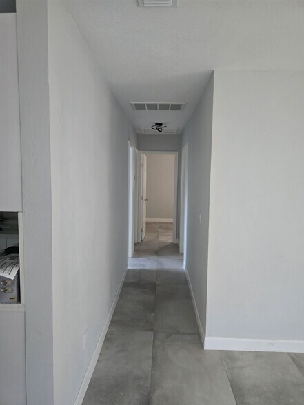 Building Photo - 1000 NW 55th Ter