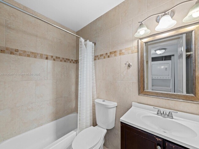 Building Photo - 3868 Carambola Cir N