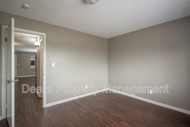 Building Photo - 6016 Leavenworth Rd