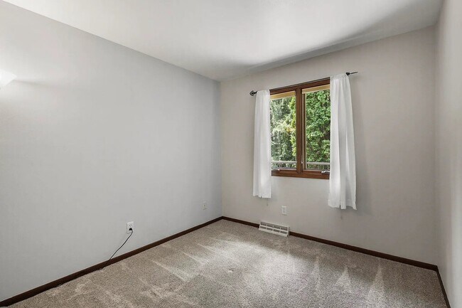 Building Photo - 2914 Maple Grove Dr