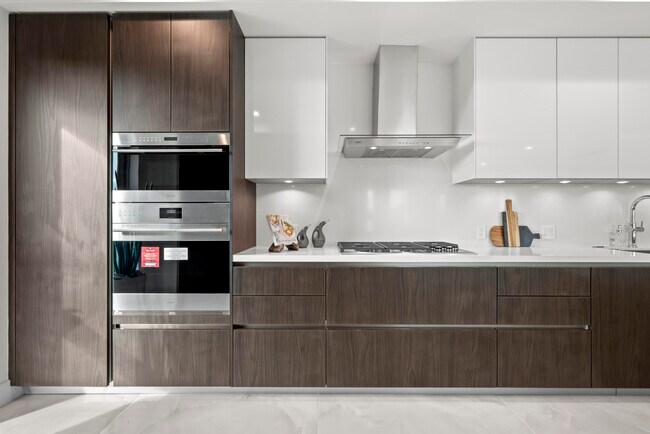 Building Photo - 475 E Royal Palm Rd