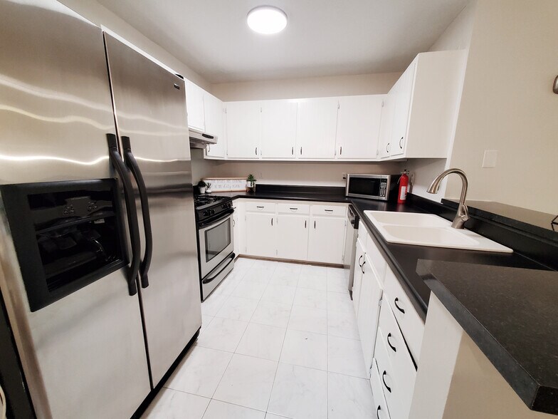 Building Photo - Room in Single Family Home on Henslowe Dr