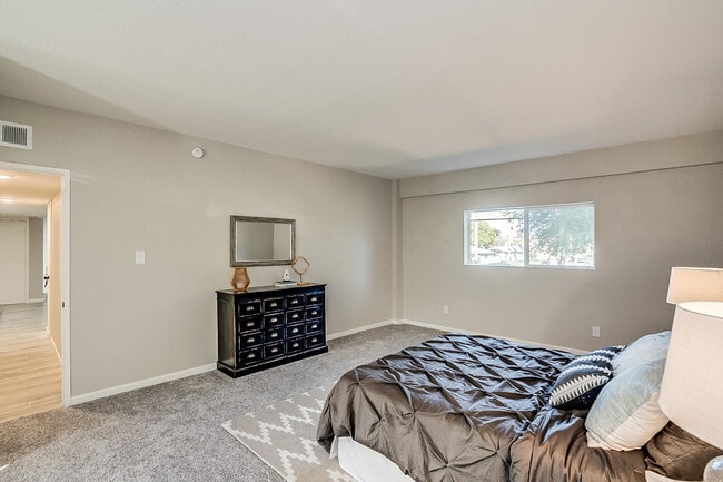 Building Photo - 351 E Thomas Rd