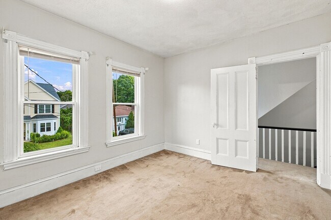 Building Photo - 16 Lochwan St