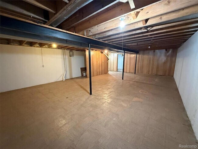 Building Photo - 15895 Cambridge Dr