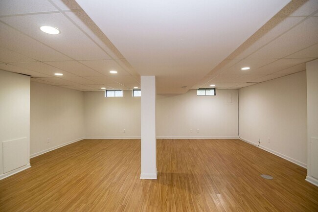 Building Photo - 2630 Glenbrook Ct